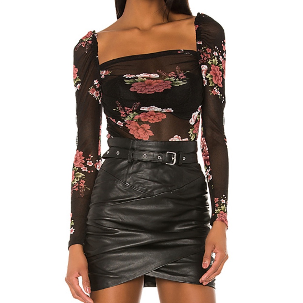 SUPERDOWN Scarlett puff top